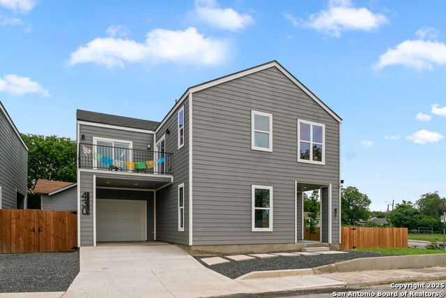 Listing photo id 2 for 430 Dreiss St Unit #1
