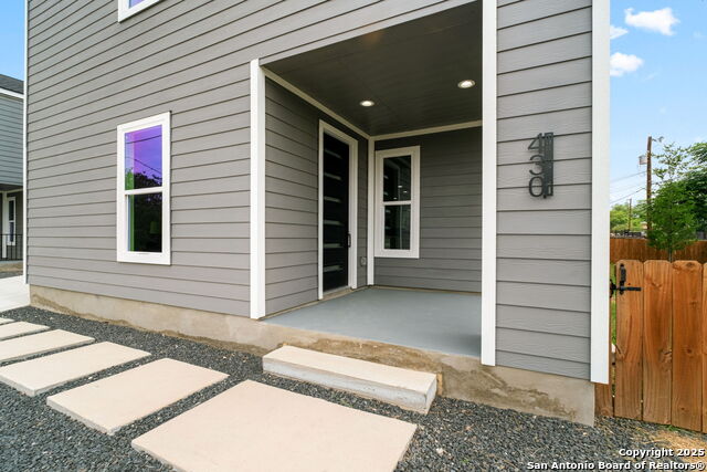 Listing photo id 3 for 430 Dreiss St Unit #1