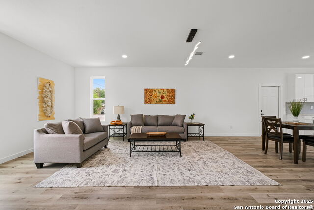 Listing photo id 4 for 430 Dreiss St Unit #1