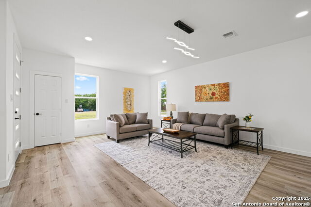 Listing photo id 5 for 430 Dreiss St Unit #1