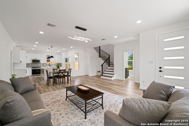 Listing photo id 7 for 430 Dreiss St Unit #1