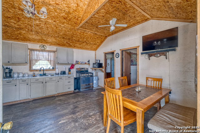 Listing photo id 3 for 1024 Sd 63005