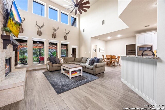Listing photo id 8 for 627 Waratah Avenue