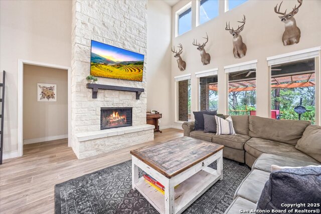 Listing photo id 10 for 627 Waratah Avenue
