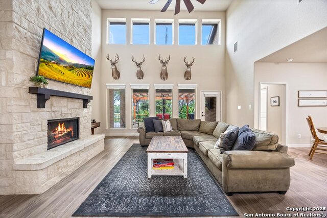 Listing photo id 12 for 627 Waratah Avenue