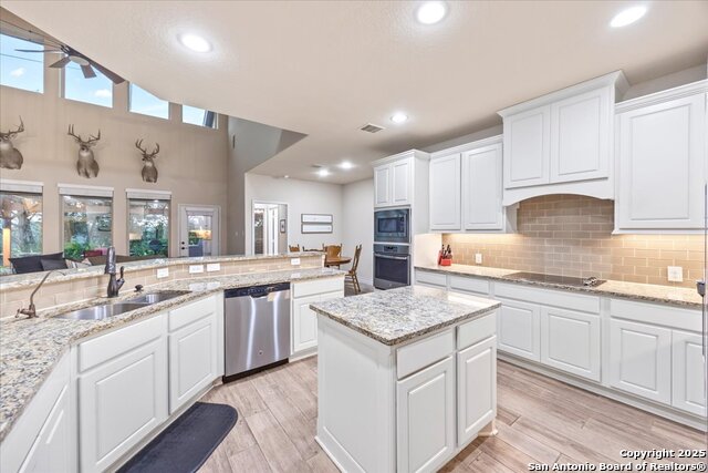 Listing photo id 15 for 627 Waratah Avenue