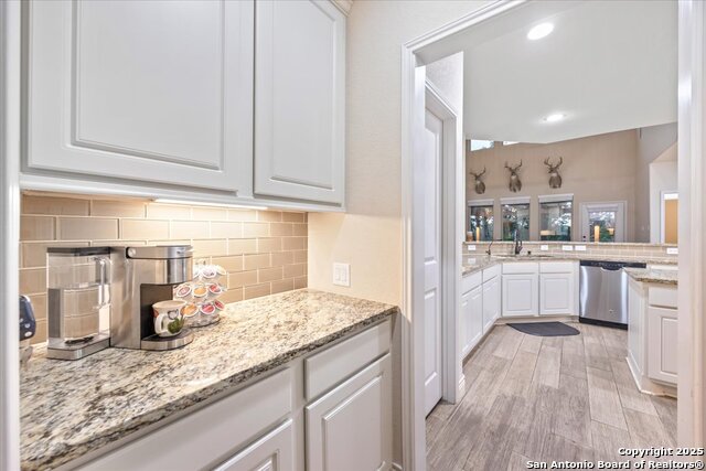 Listing photo id 20 for 627 Waratah Avenue