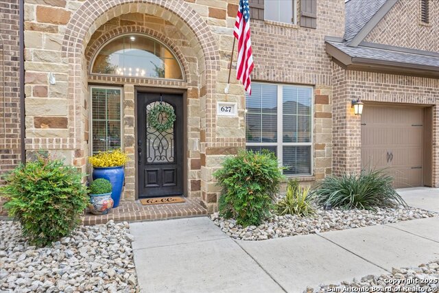 Listing photo id 1 for 627 Waratah Avenue