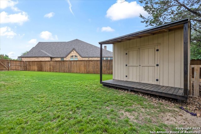 Listing photo id 46 for 627 Waratah Avenue