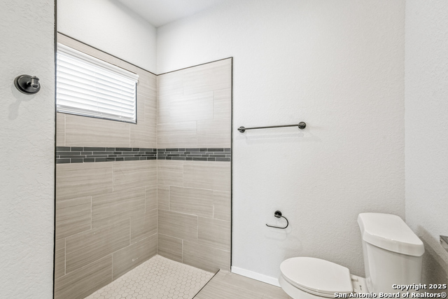Listing photo id 12 for 5623 Midcrown