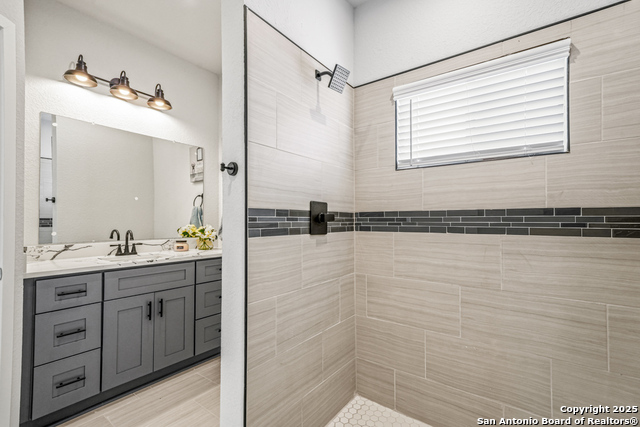 Listing photo id 14 for 5623 Midcrown