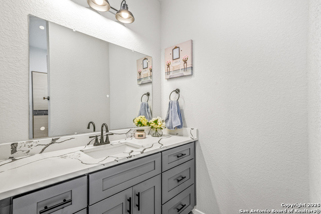 Listing photo id 17 for 5623 Midcrown