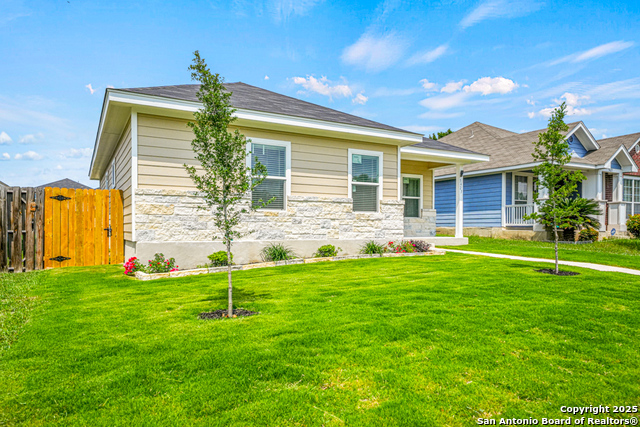 Listing photo id 0 for 5623 Midcrown