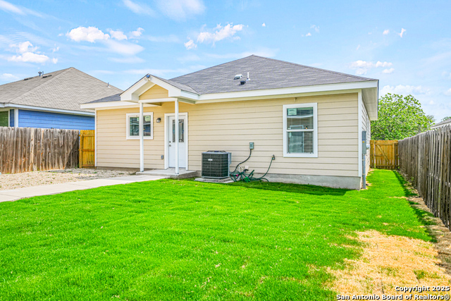 Listing photo id 19 for 5623 Midcrown