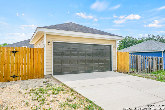 Listing photo id 21 for 5623 Midcrown