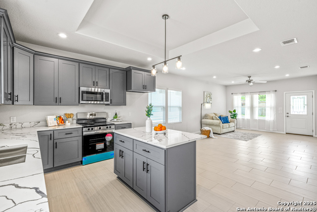 Listing photo id 1 for 5623 Midcrown
