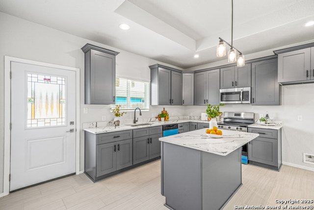 Listing photo id 2 for 5623 Midcrown