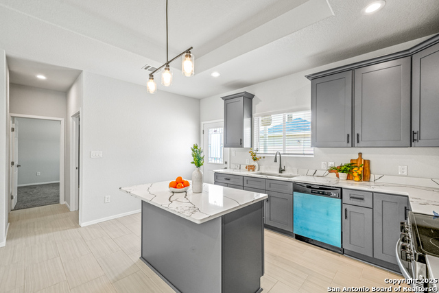 Listing photo id 3 for 5623 Midcrown