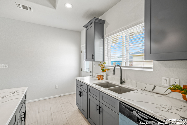 Listing photo id 4 for 5623 Midcrown