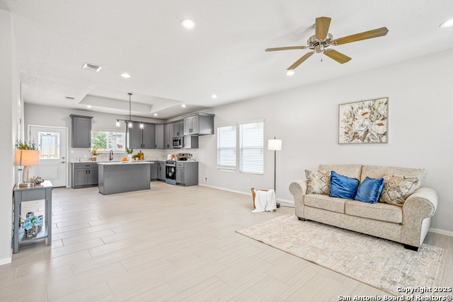 Listing photo id 5 for 5623 Midcrown