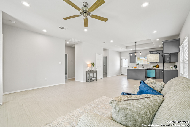 Listing photo id 6 for 5623 Midcrown