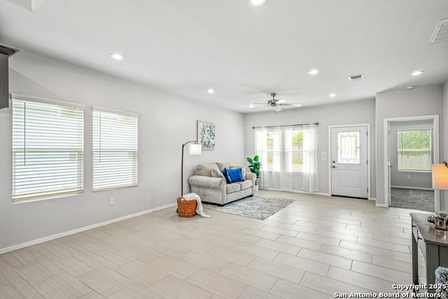 Listing photo id 7 for 5623 Midcrown