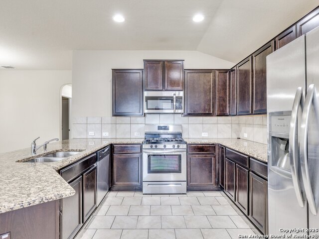 Listing photo id 3 for 2807 Sunset