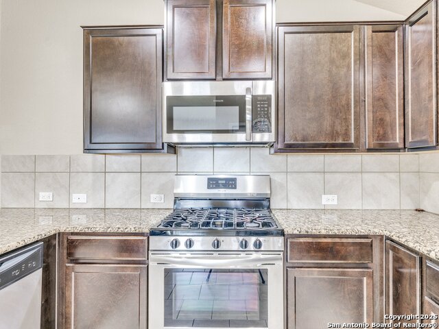 Listing photo id 4 for 2807 Sunset