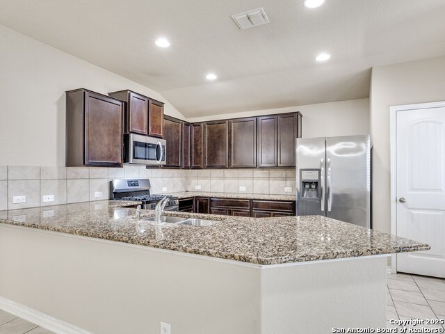 Listing photo id 5 for 2807 Sunset