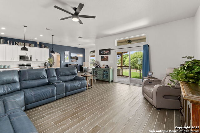 Listing photo id 14 for 177 Glenvalley Circle