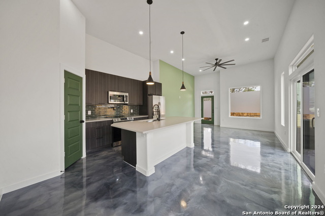 Image 13 of 47 For 118 Stratford Ct