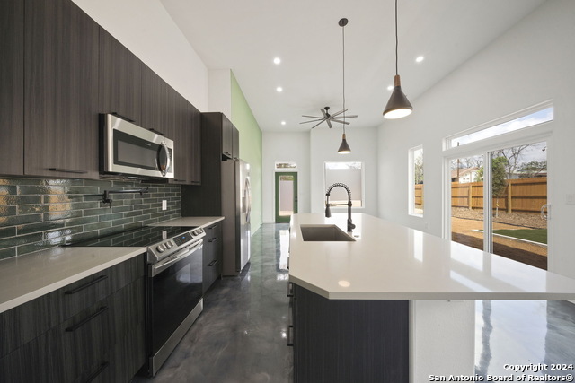 Image 14 of 47 For 118 Stratford Ct