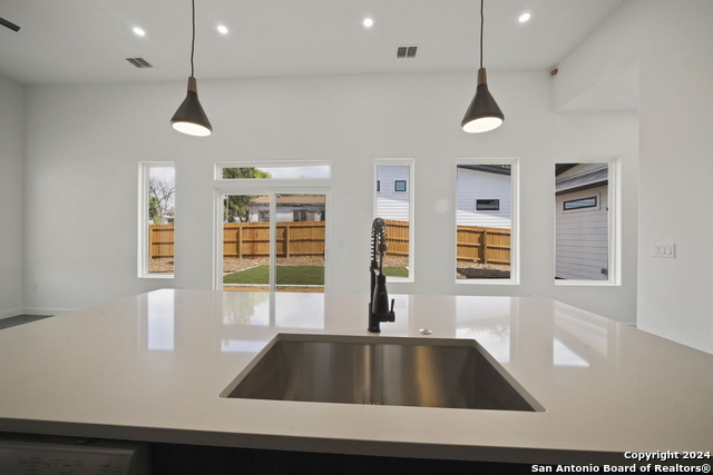 Image 16 of 47 For 118 Stratford Ct