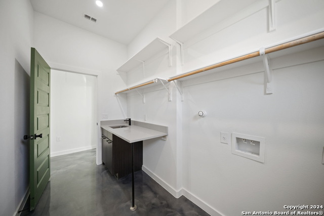 Image 18 of 47 For 118 Stratford Ct