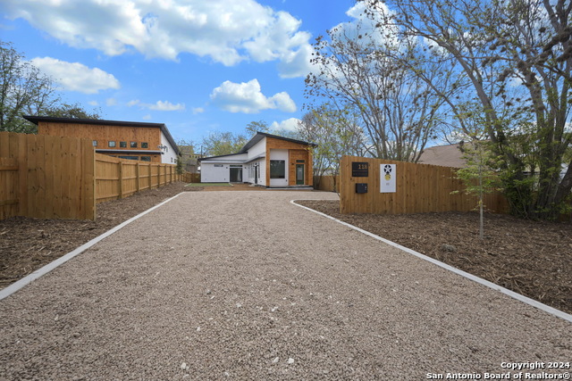 Image 2 of 47 For 118 Stratford Ct