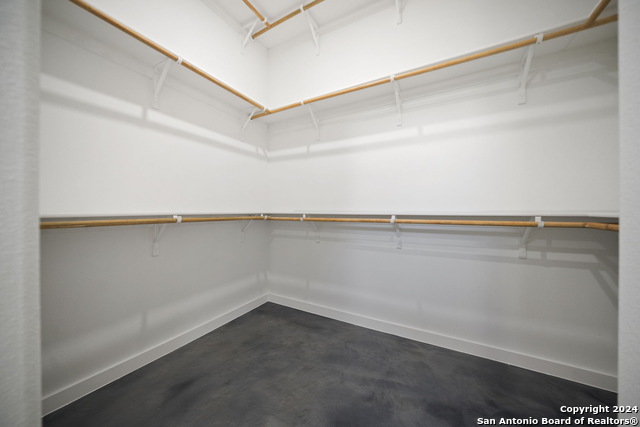 Image 24 of 47 For 118 Stratford Ct