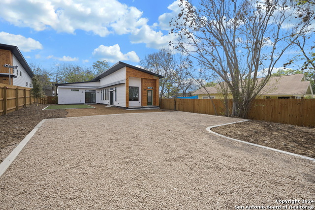 Image 3 of 47 For 118 Stratford Ct