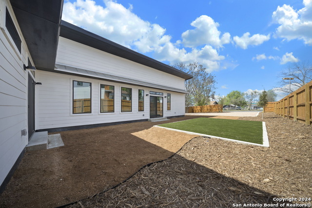 Image 32 of 47 For 118 Stratford Ct