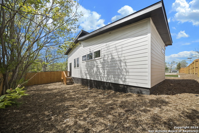 Image 34 of 47 For 118 Stratford Ct