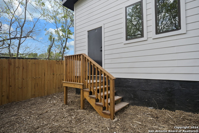 Image 36 of 47 For 118 Stratford Ct