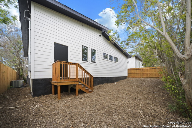 Image 37 of 47 For 118 Stratford Ct