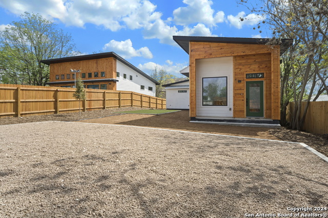 Image 4 of 47 For 118 Stratford Ct