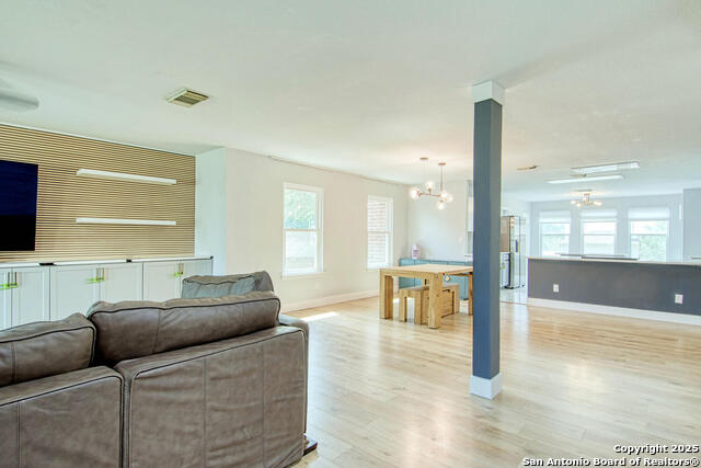 Image 6 of 45 For 112 Springtree Hollow