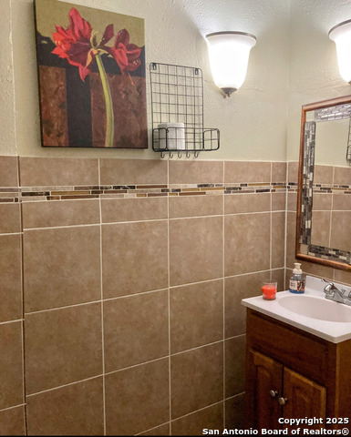 Image 12 of 25 For 724 Holmgreen