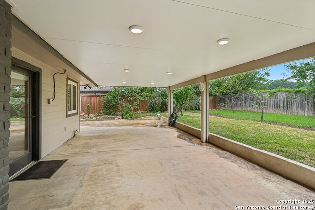 Image 37 of 45 For 15802 Horse Creek St.
