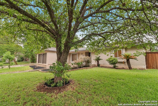 Image 4 of 45 For 15802 Horse Creek St.