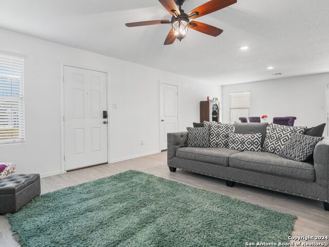 Listing photo id 10 for 2834 Millikan Dr