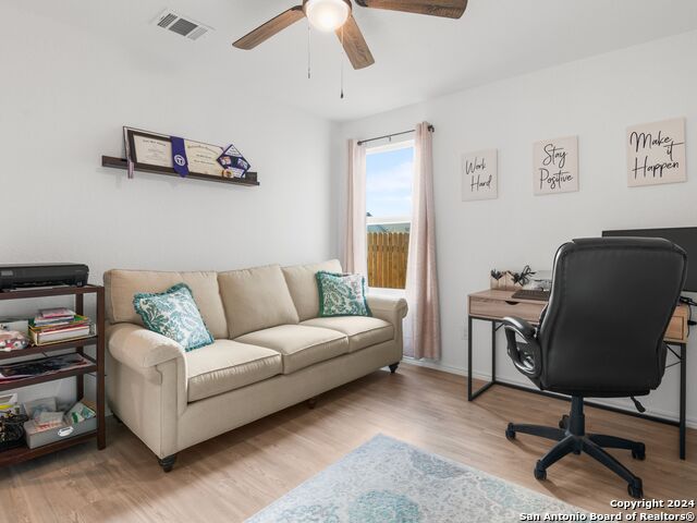 Listing photo id 12 for 2834 Millikan Dr