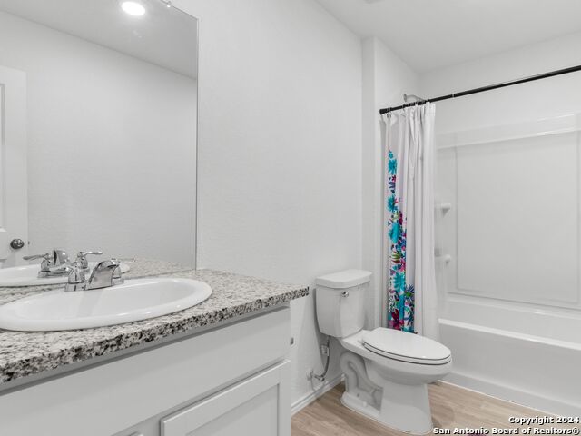 Listing photo id 13 for 2834 Millikan Dr