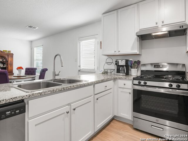 Listing photo id 3 for 2834 Millikan Dr